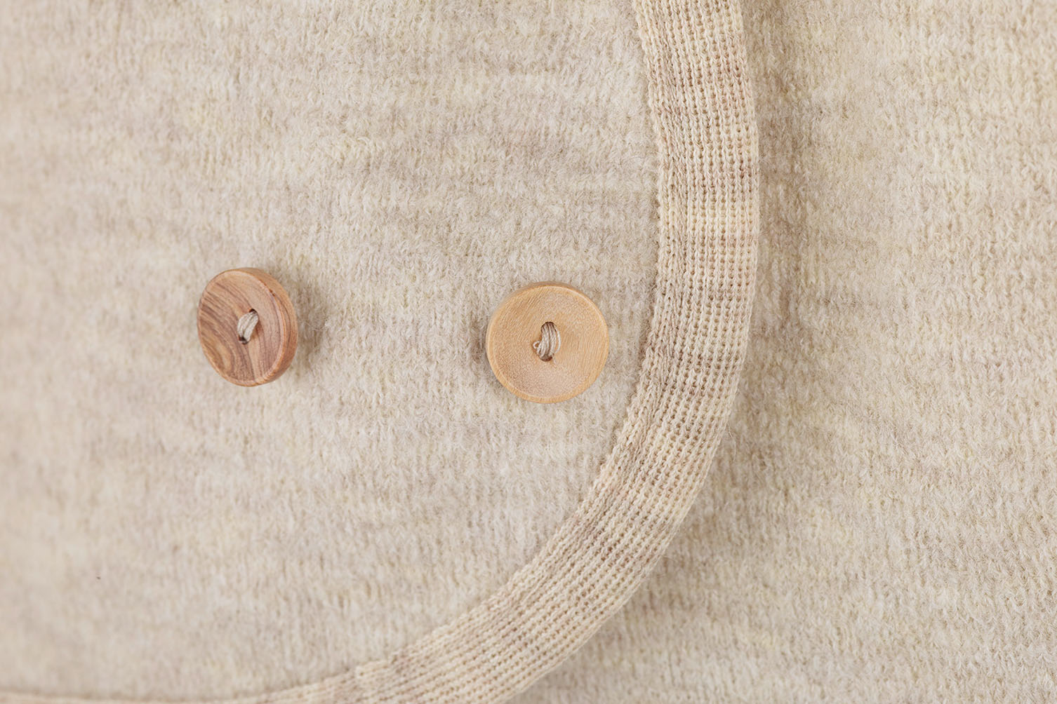 Babyschalen decke aus walk in Natur – Knopf Detailansicht