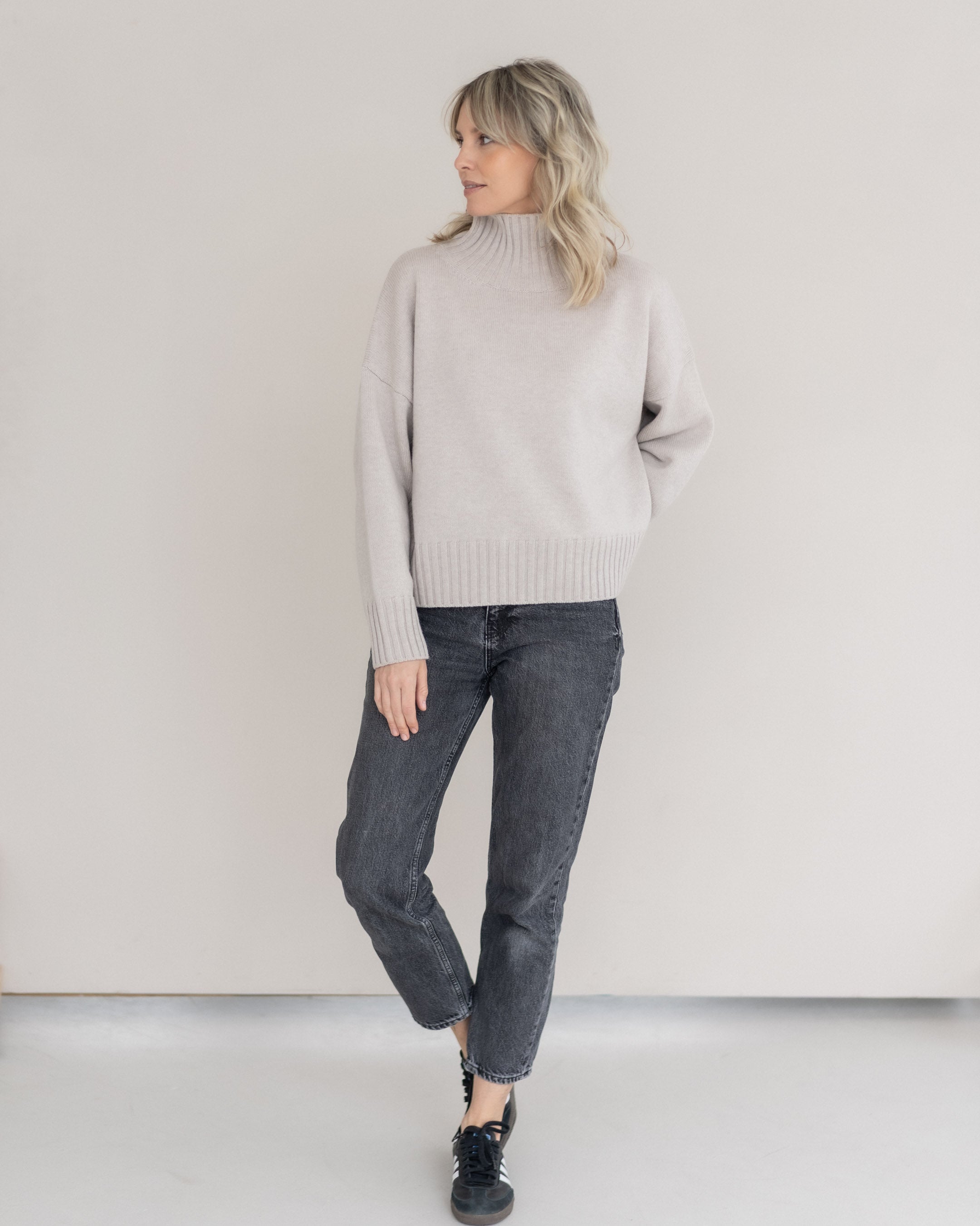 Oversized Sweater mit Stehkragen
