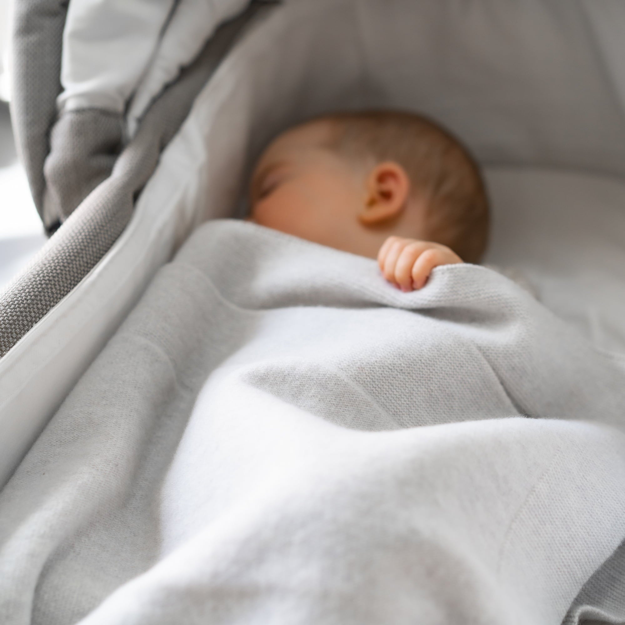 Baby schlaeft unter Babydecke aus Schurwolle von Halfen