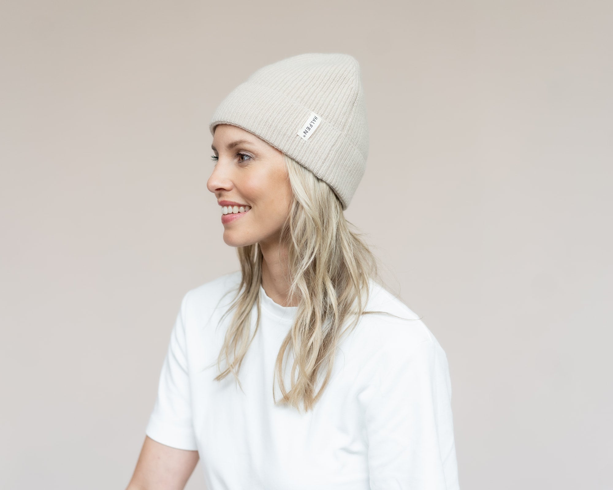 Frau mit Cashmere Mütze in Beige