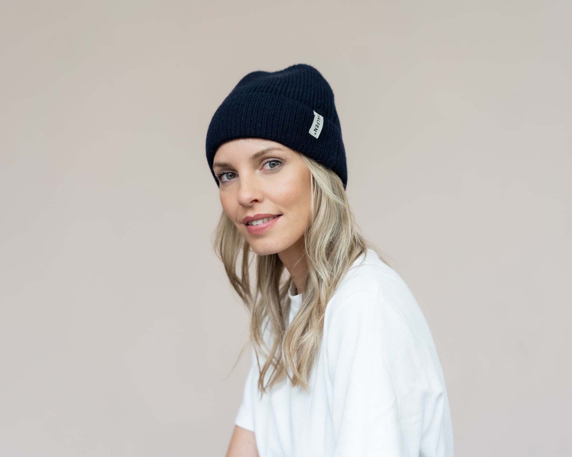 Frau mit Unisex Mütze aus Cashmere in Marine