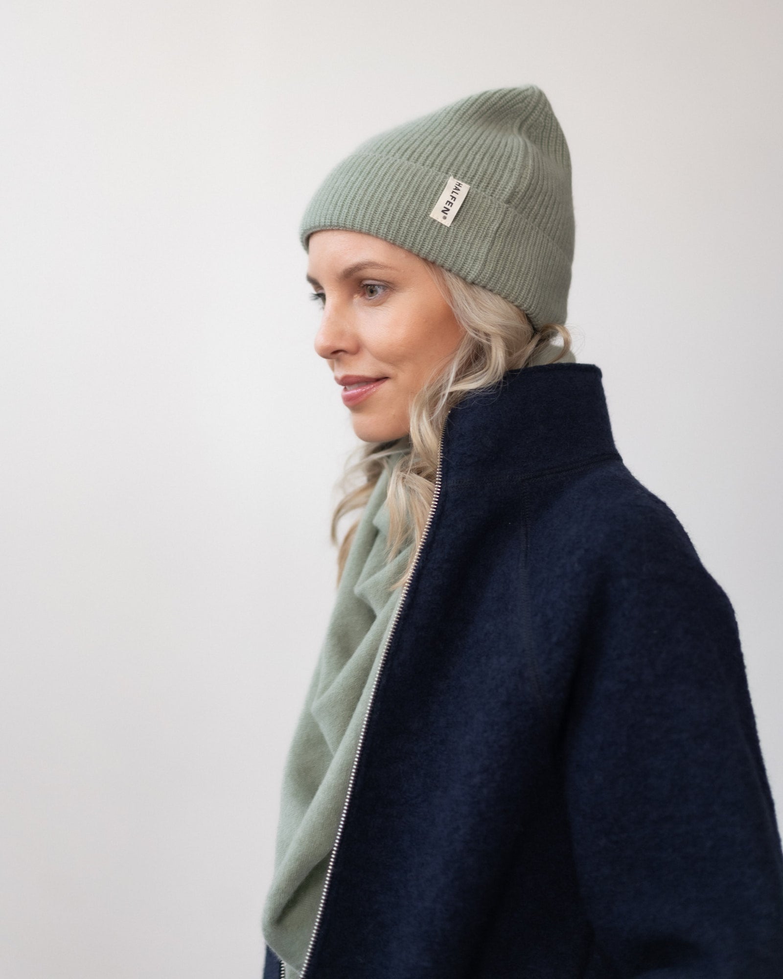 Frau mit Unisex Mütze aus Cashmere in Sage