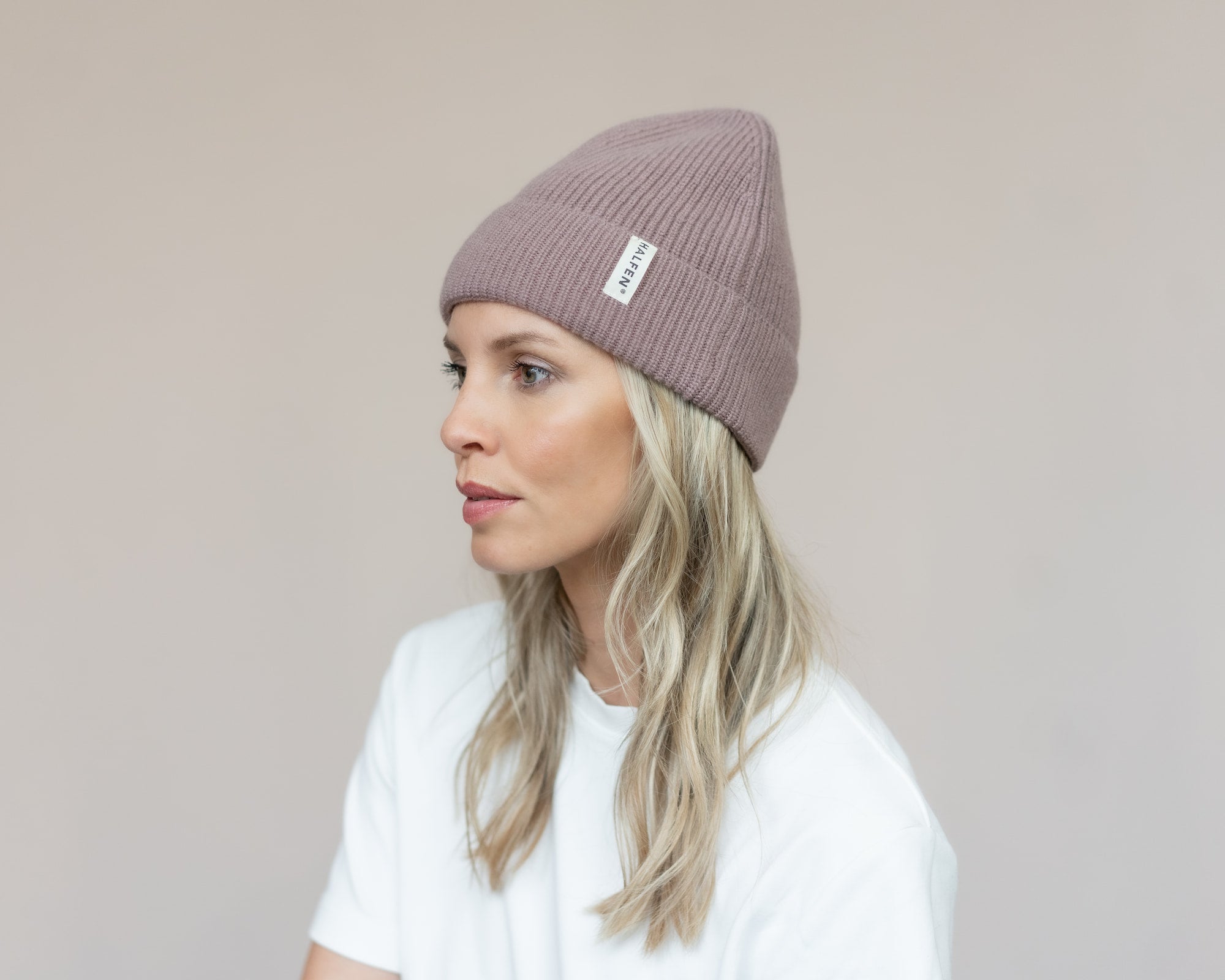 Frau mit Unisex Mütze aus Cashmere in Rose