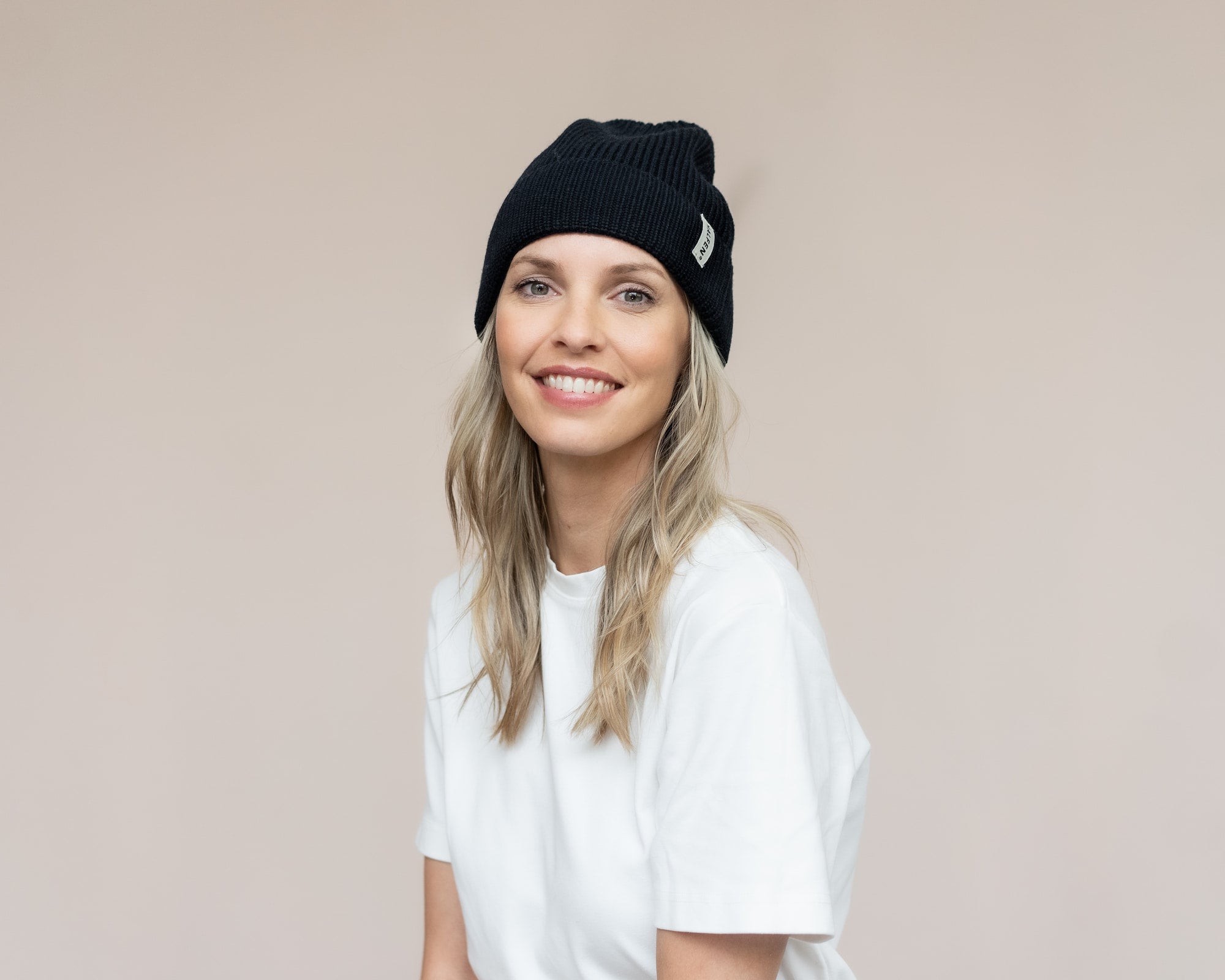 Frau mit Mütze Halfen Merino Marine