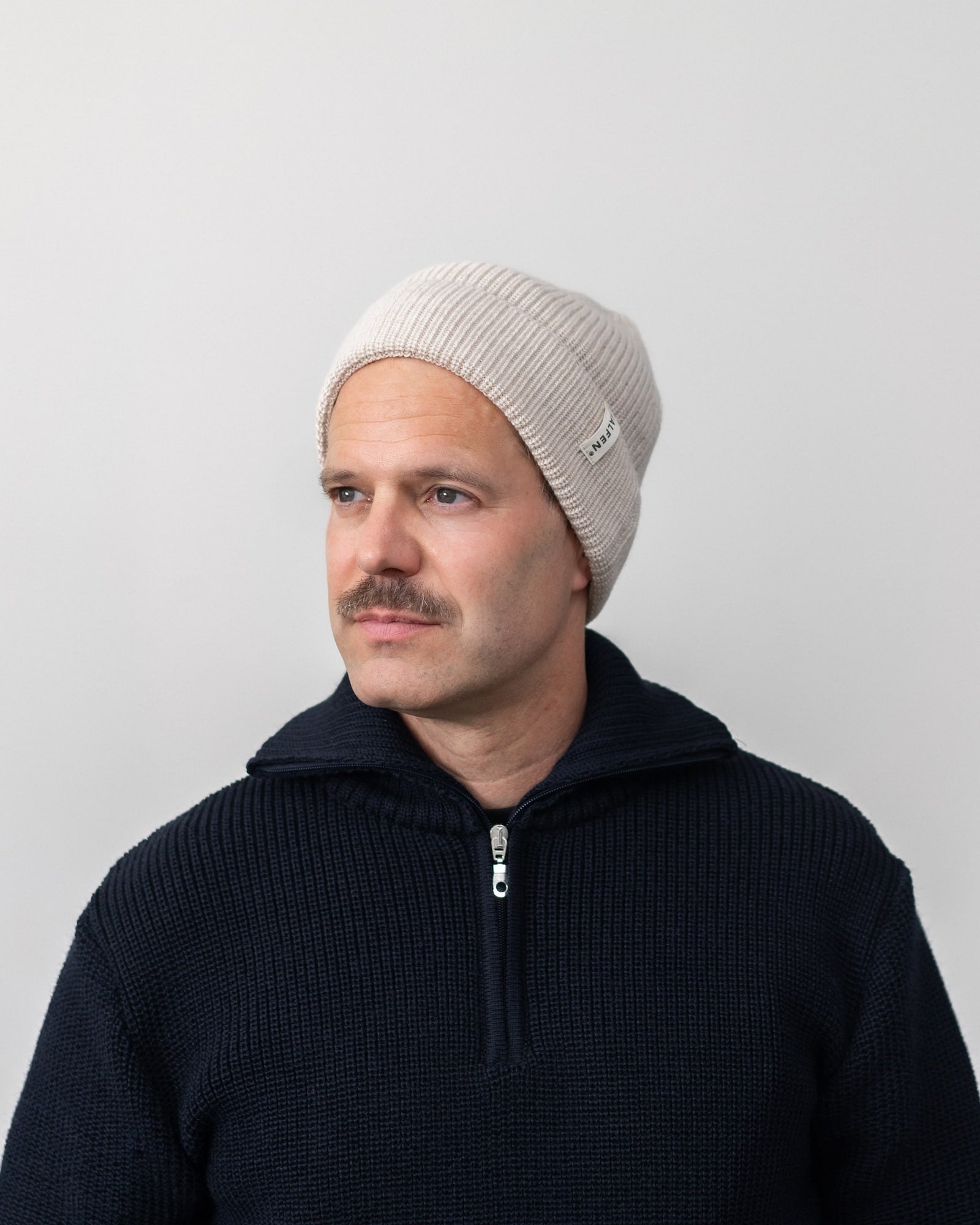 Mann mit Beanie aus Merino
