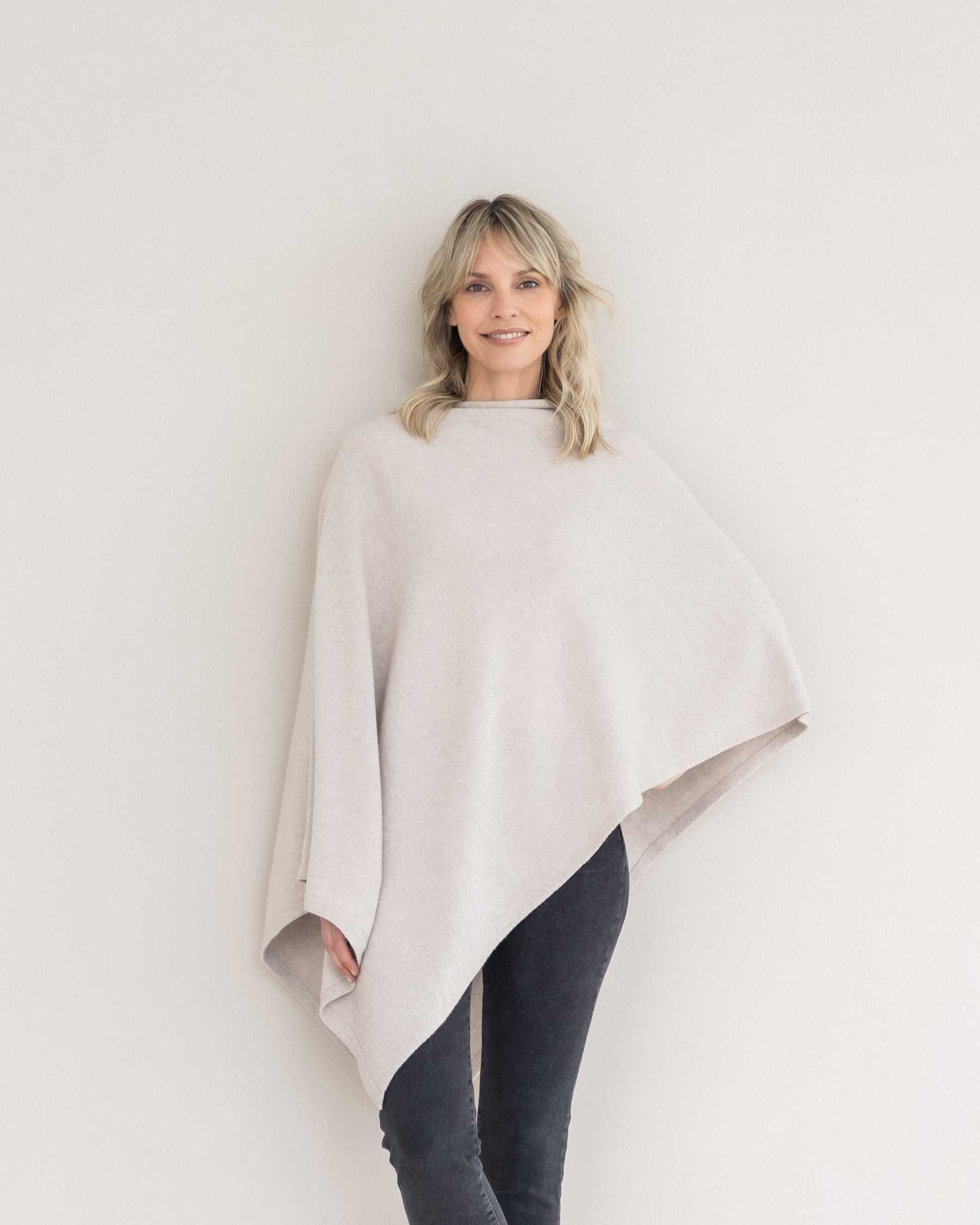 Asymmetrischer Poncho für Damen aus Cashmere & Merinowolle