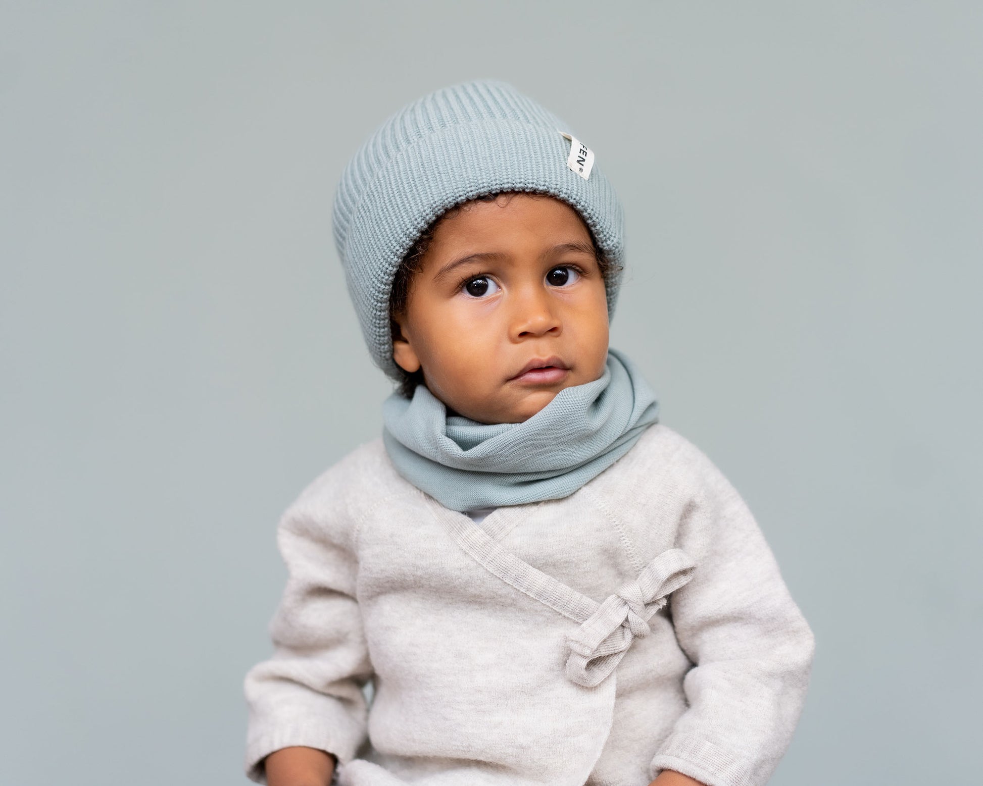 Loop Kinder Schal aus Merinowolle in Mint – angezogen