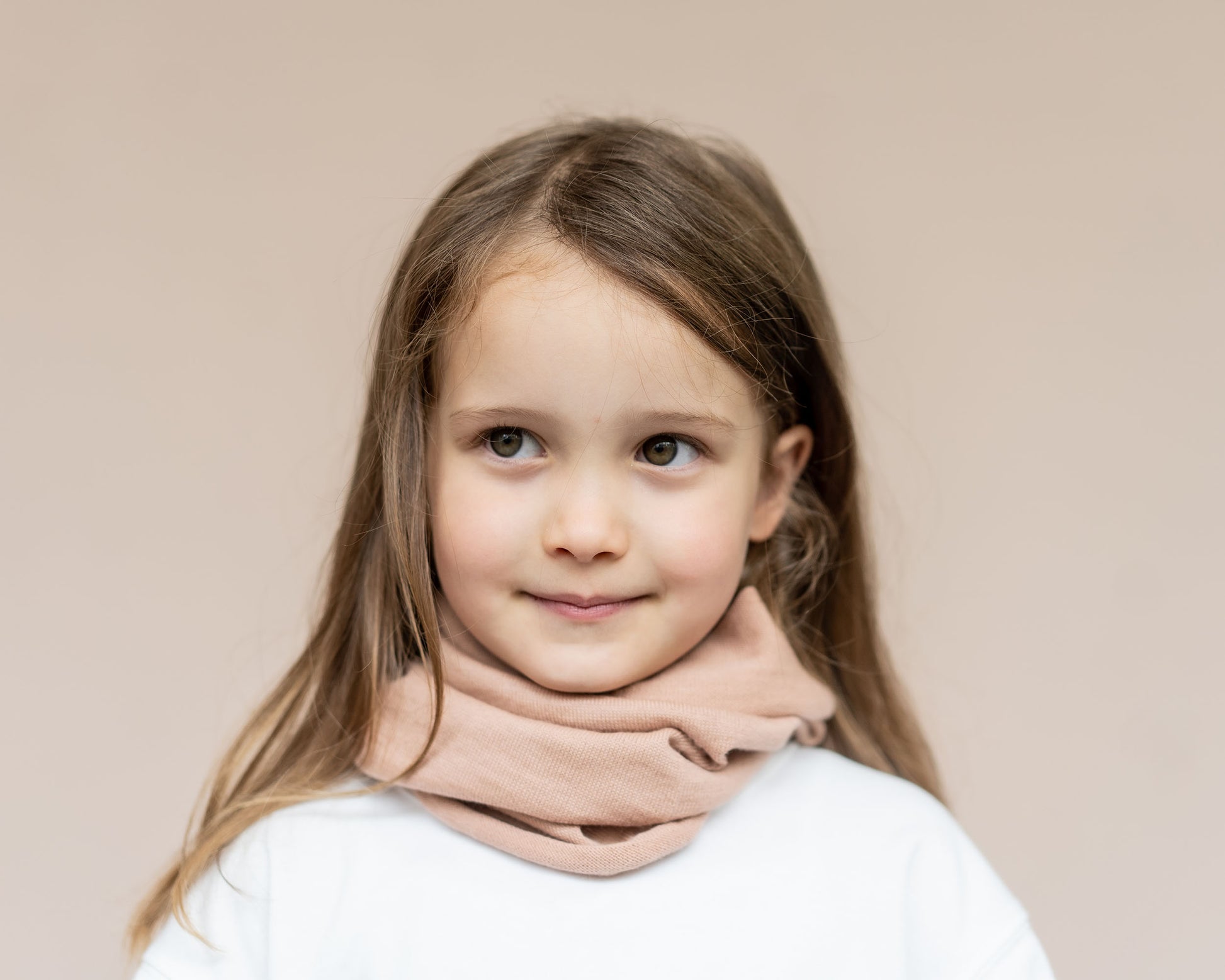 Loop Kinder Schal aus Merinowolle – angezogen