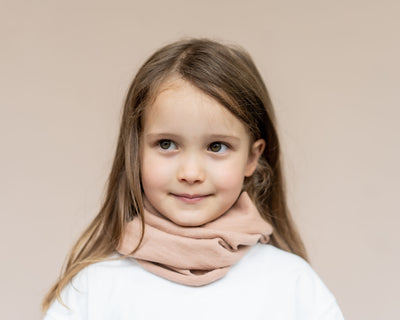 Loop Kinder Schal aus Merinowolle – angezogen