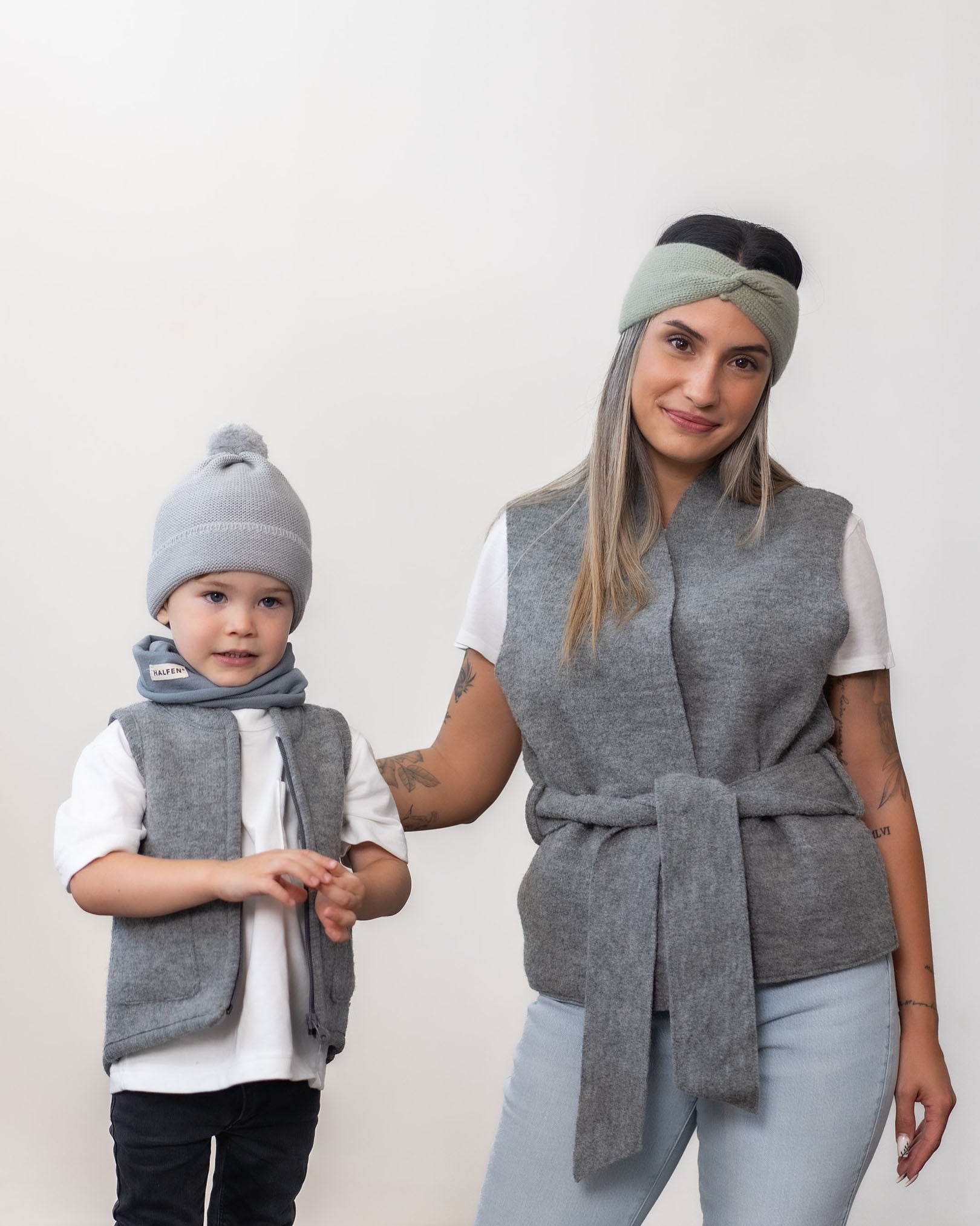 Loop Kinder Schal aus Merinowolle in Rauchblau – angezogen