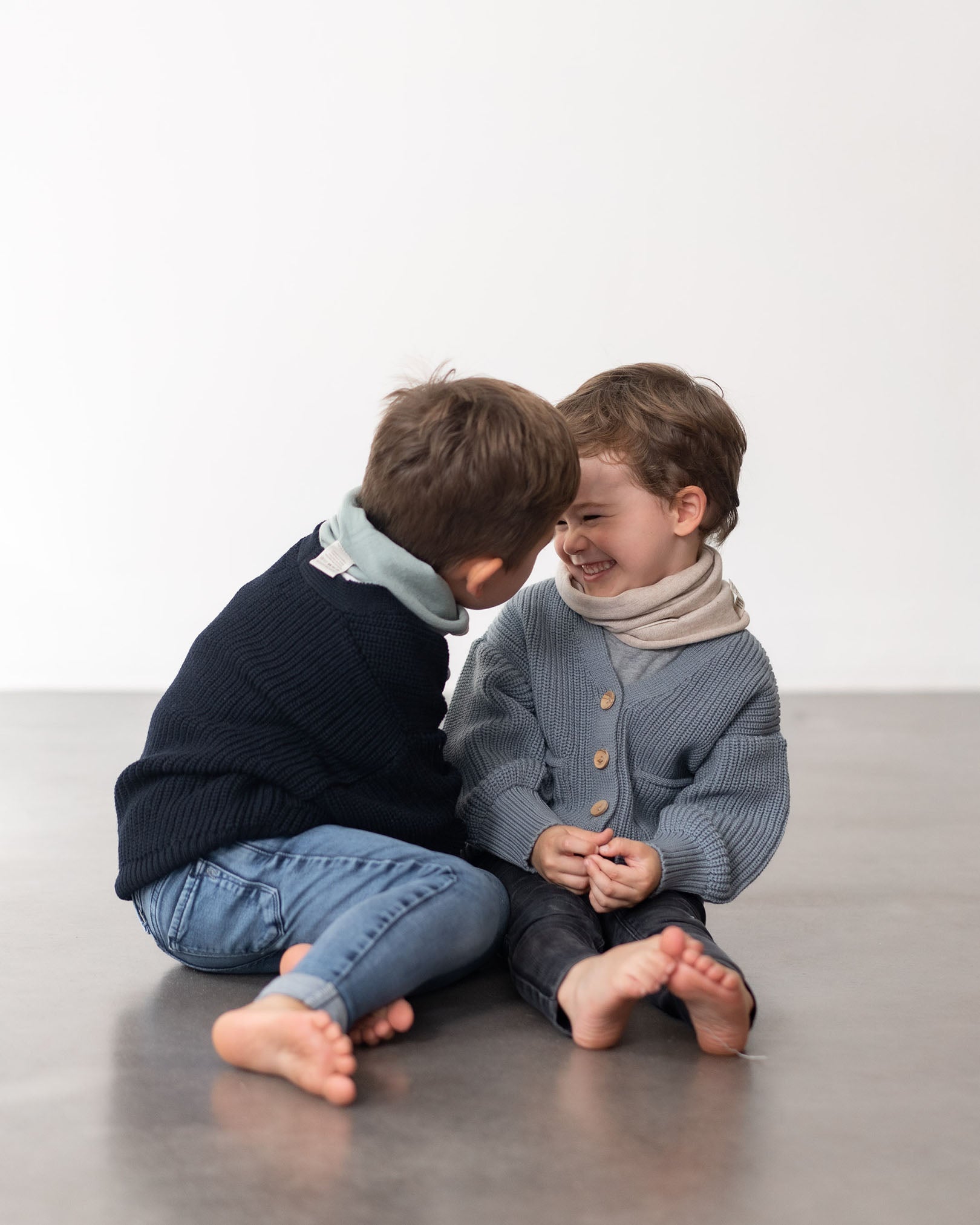 Loop Kinder Schal aus Merinowolle – Alltagsbild