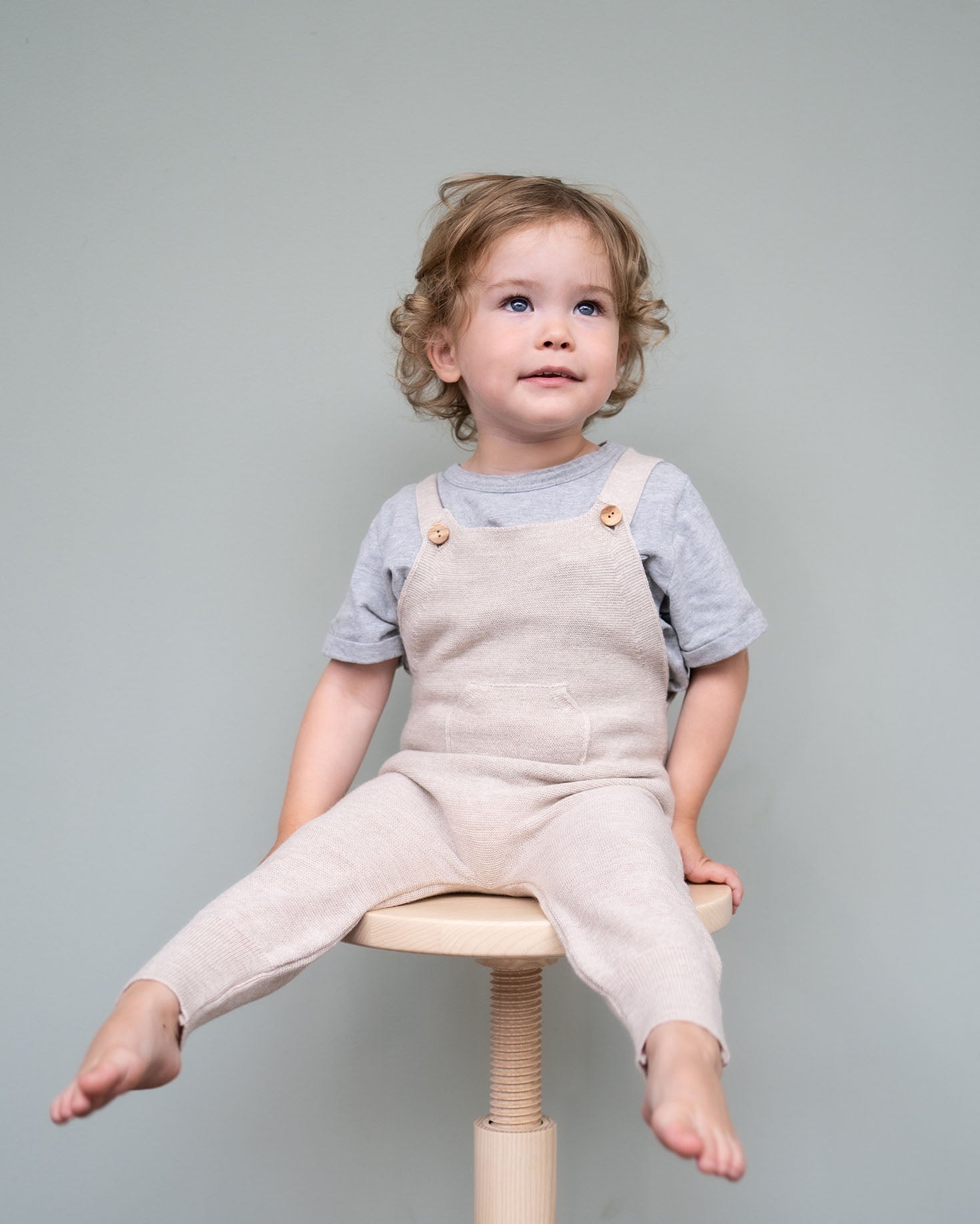 Strick Latzhose aus Merino in natur – Frontansicht aufm Hocker