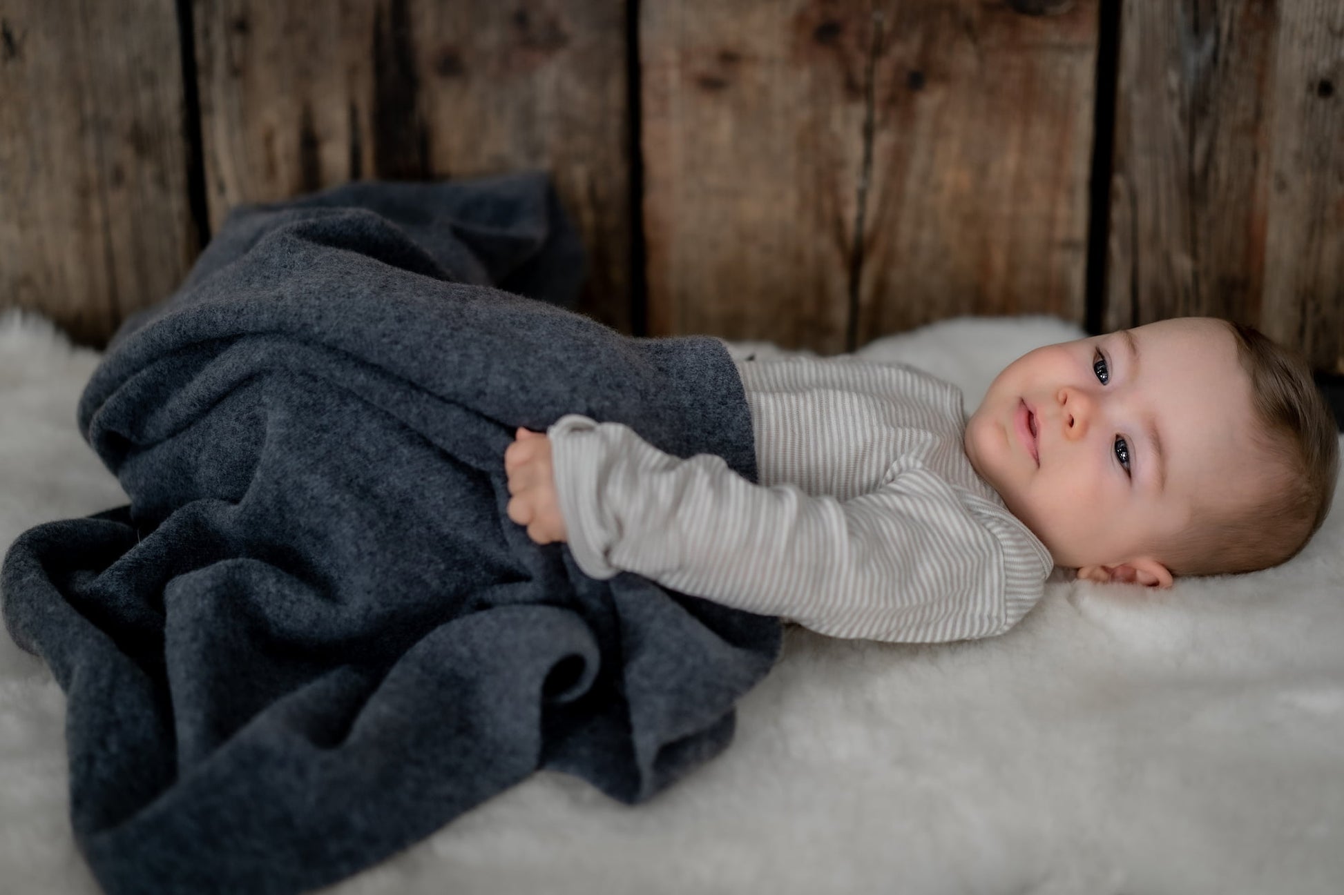 Baby unter Decke von Halfen Babydecke aus Seidengarn