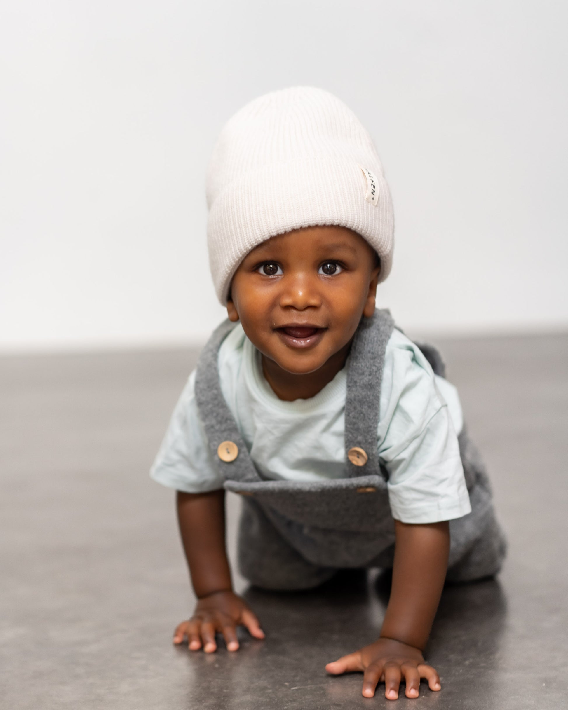 Beanie mit Cashmere und Merino in Beige – angezogene Ansicht 