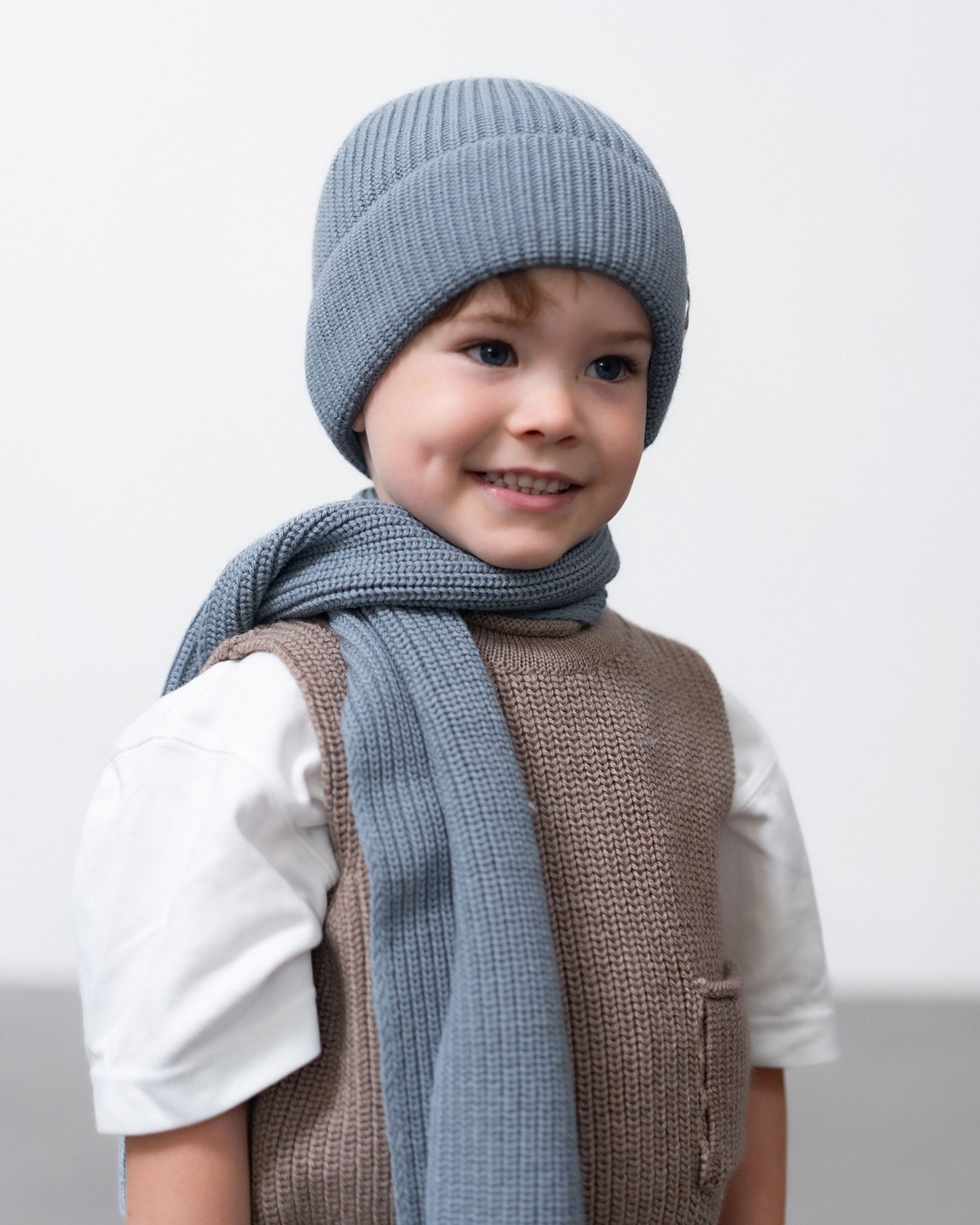 Beanie aus Merinowolle in Rauchblau – angezogen 