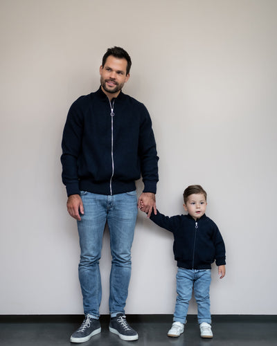 Mann mit Kind und Walk Bomberjacke in Marine 
