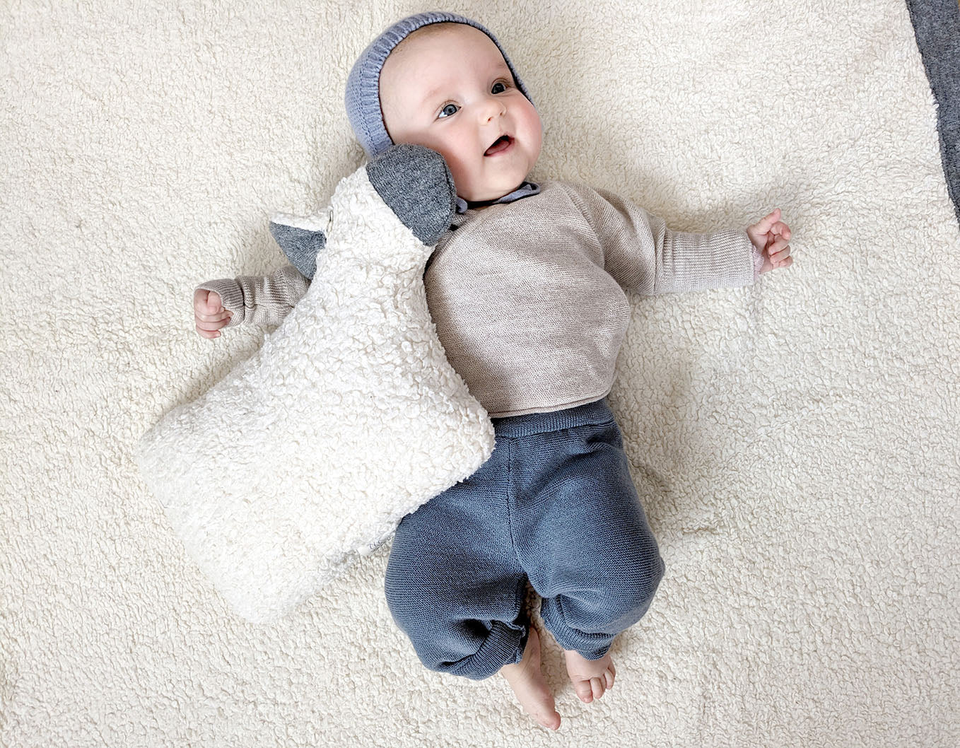 Buendchen Hose für Babys aus Merinowolle in blau – angezogene Ansicht 