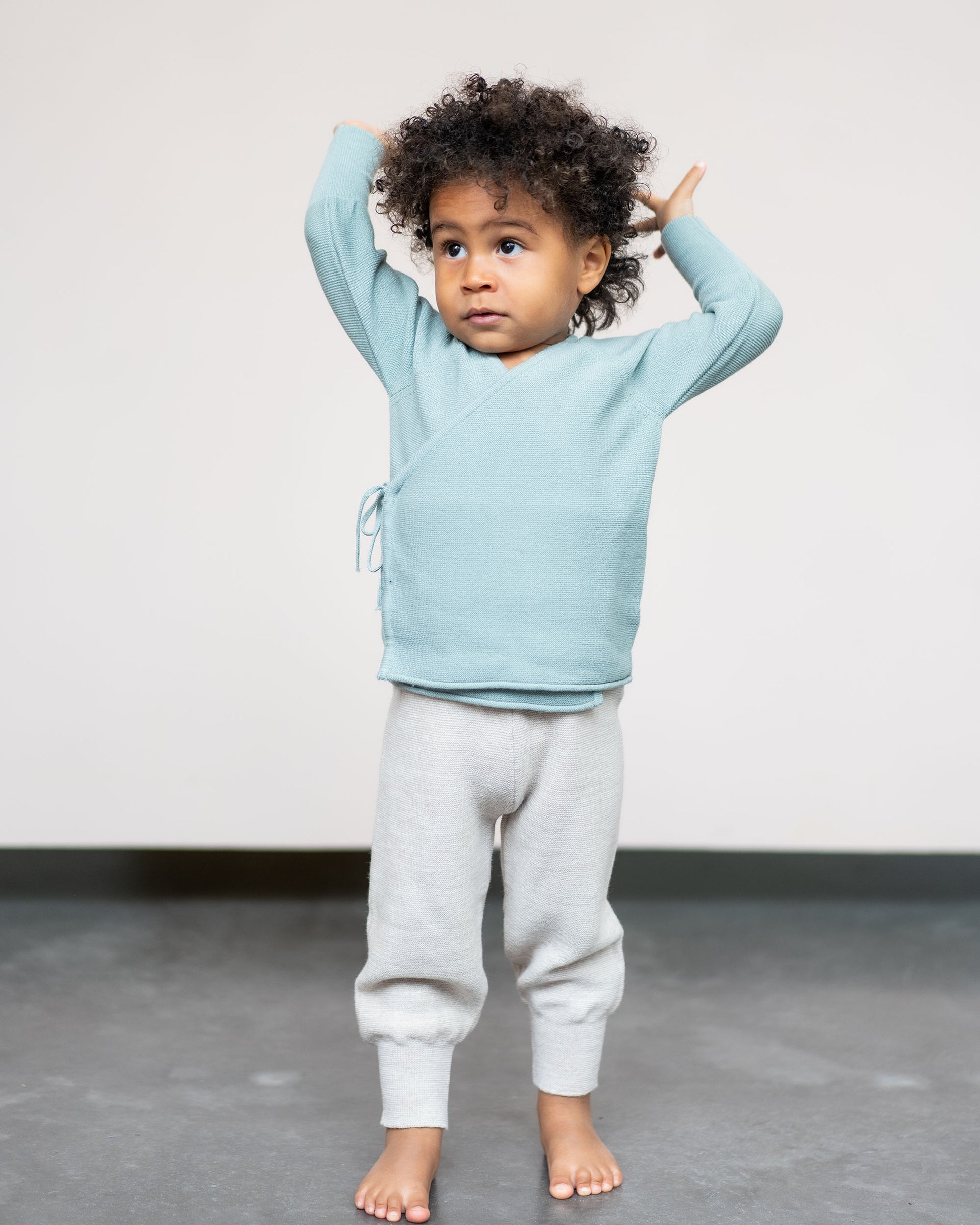 Buendchen Hose für Babys aus Merinowolle in natur –  angezogene Ansicht 