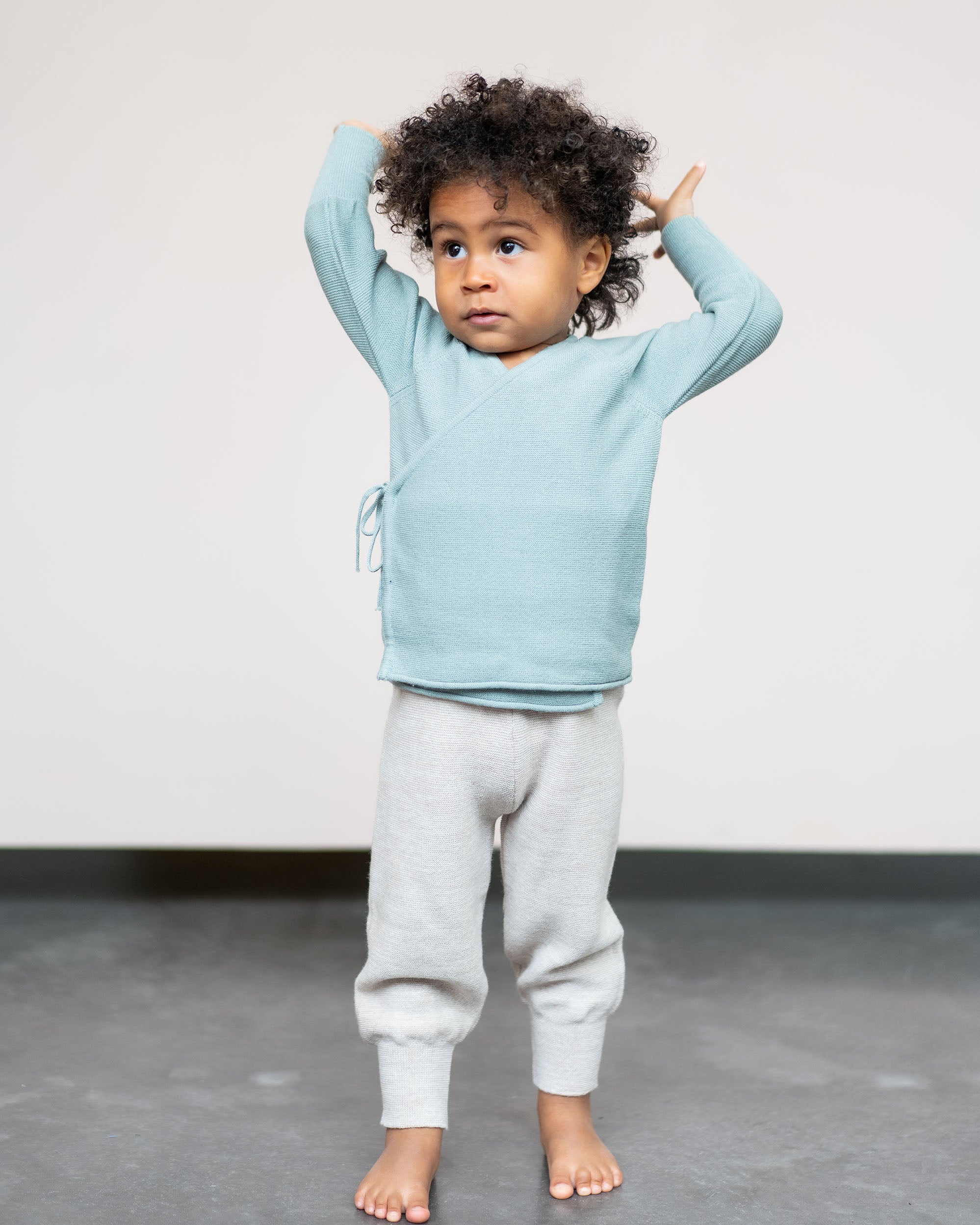 Buendchen Hose für Babys aus Merinowolle in natur –  angezogene Ansicht 