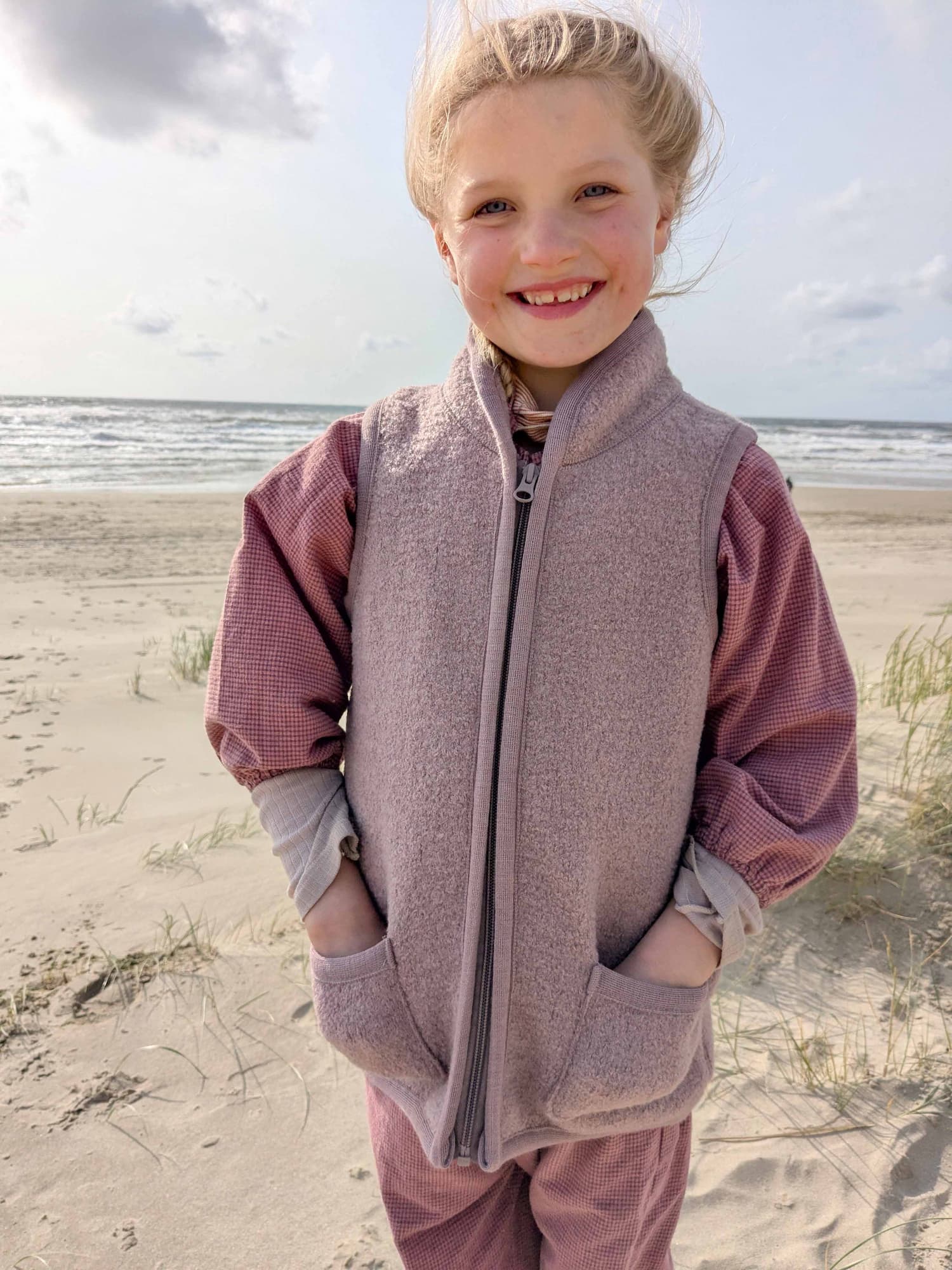 Kind am Meer mit Walk Weste von Halfen