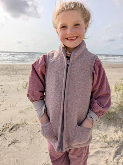 Kind am Meer mit Walk Weste von Halfen