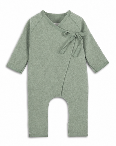 K1F30 Bindeoverall aus Walk in Sage – weicher Babyoverall mit Wickelverschluss und Bindeband aus hochwertigem Wollwalk in natürlicher Salbeigrün-Nuance