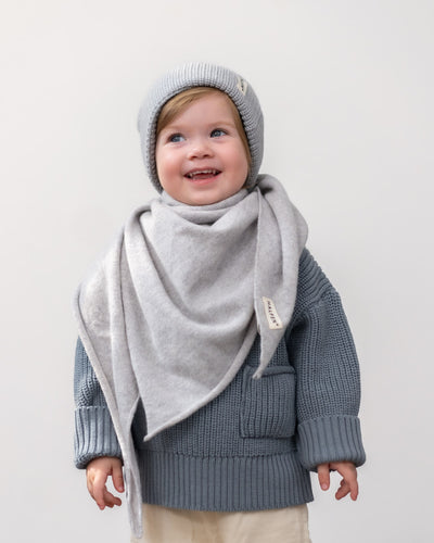 Dreiecksschal für Kinder aus Merinowolle in Grau – angezogene Ansicht