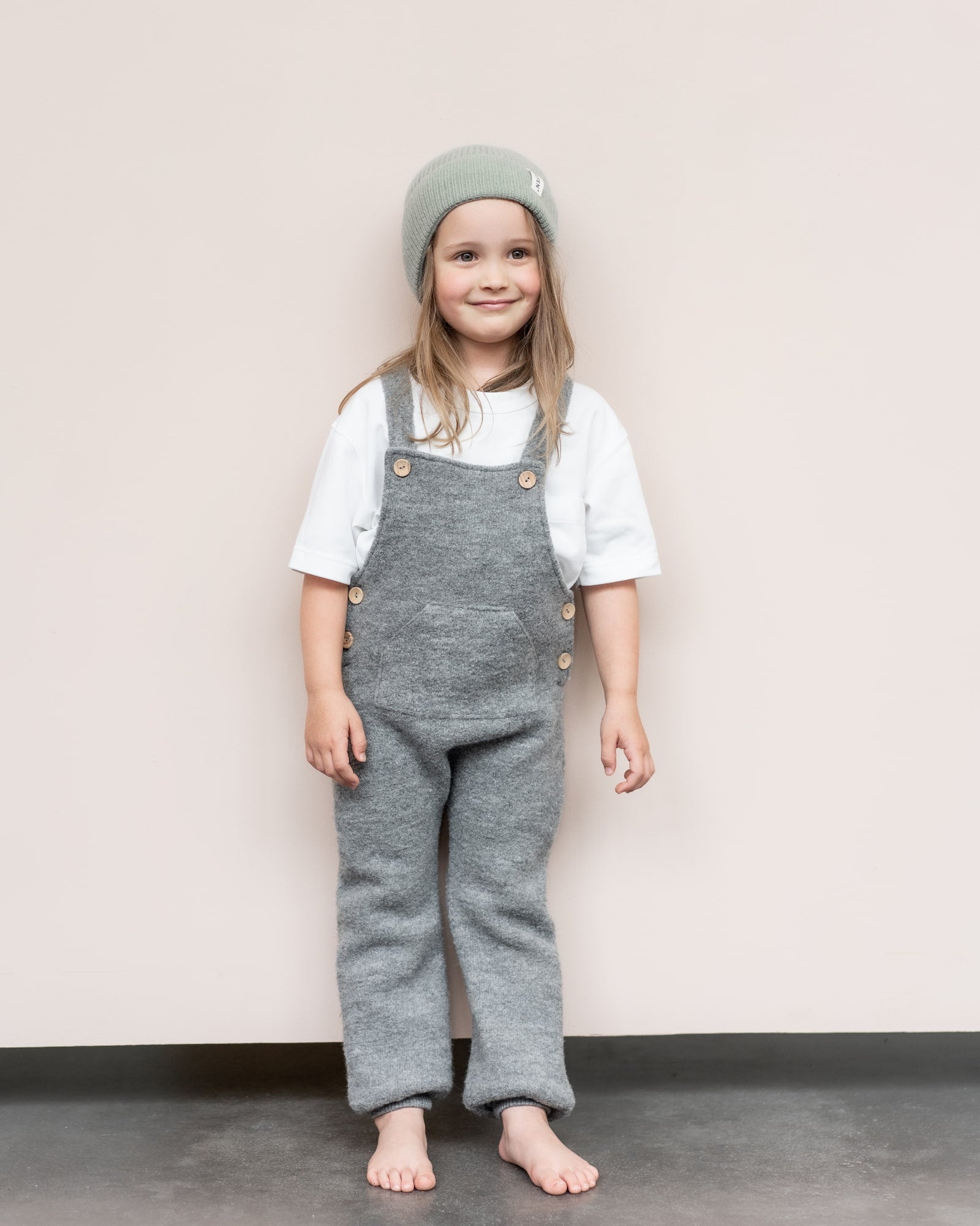 Mädchen mit Halfen Wollwalk Latzhose in Grau