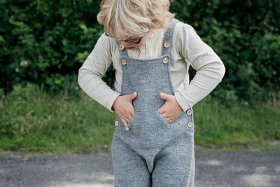 Kind mit Händen in Taschen von Wollwalk Latzhose von Halfen