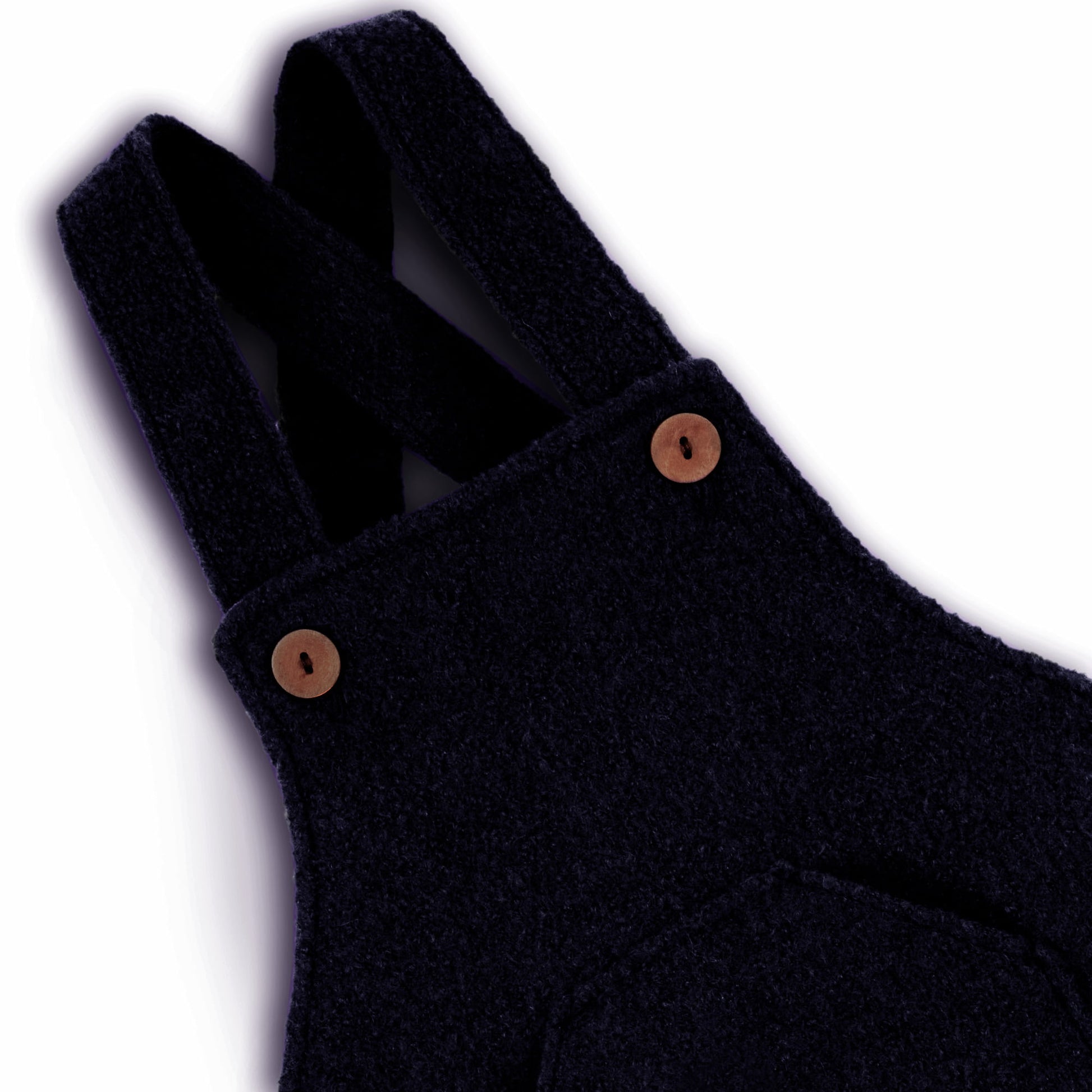 Latzhose aus Walk im Detail mit Knöpfen