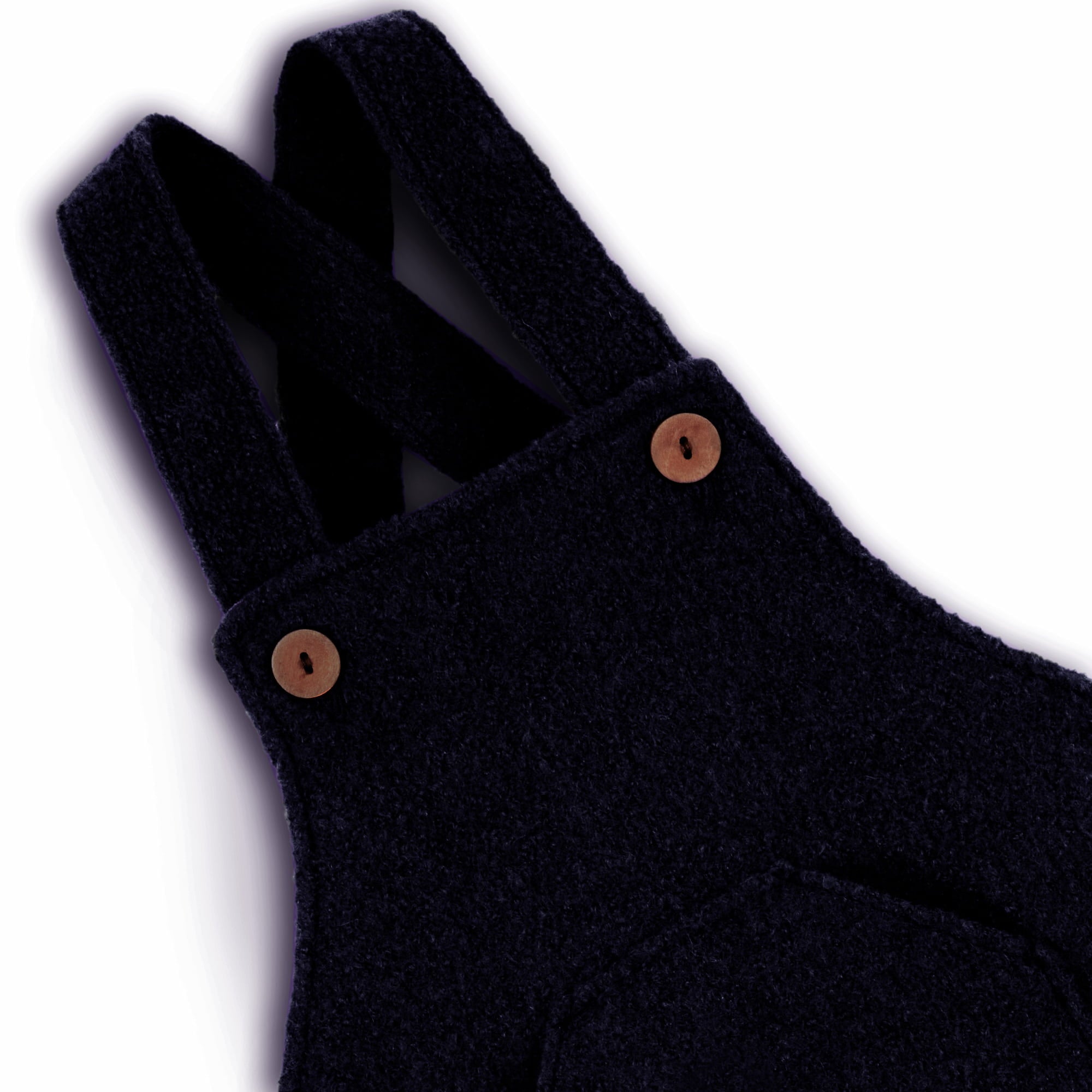 Latzhose aus Walk im Detail mit Knöpfen