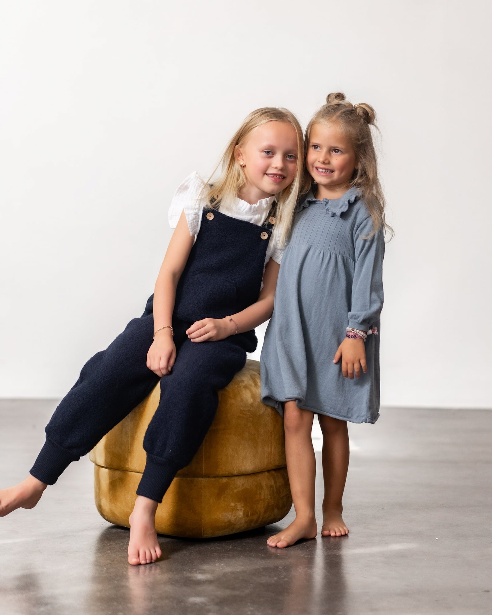 Kind mit Latzhose aus Walk in Farbe Marine 