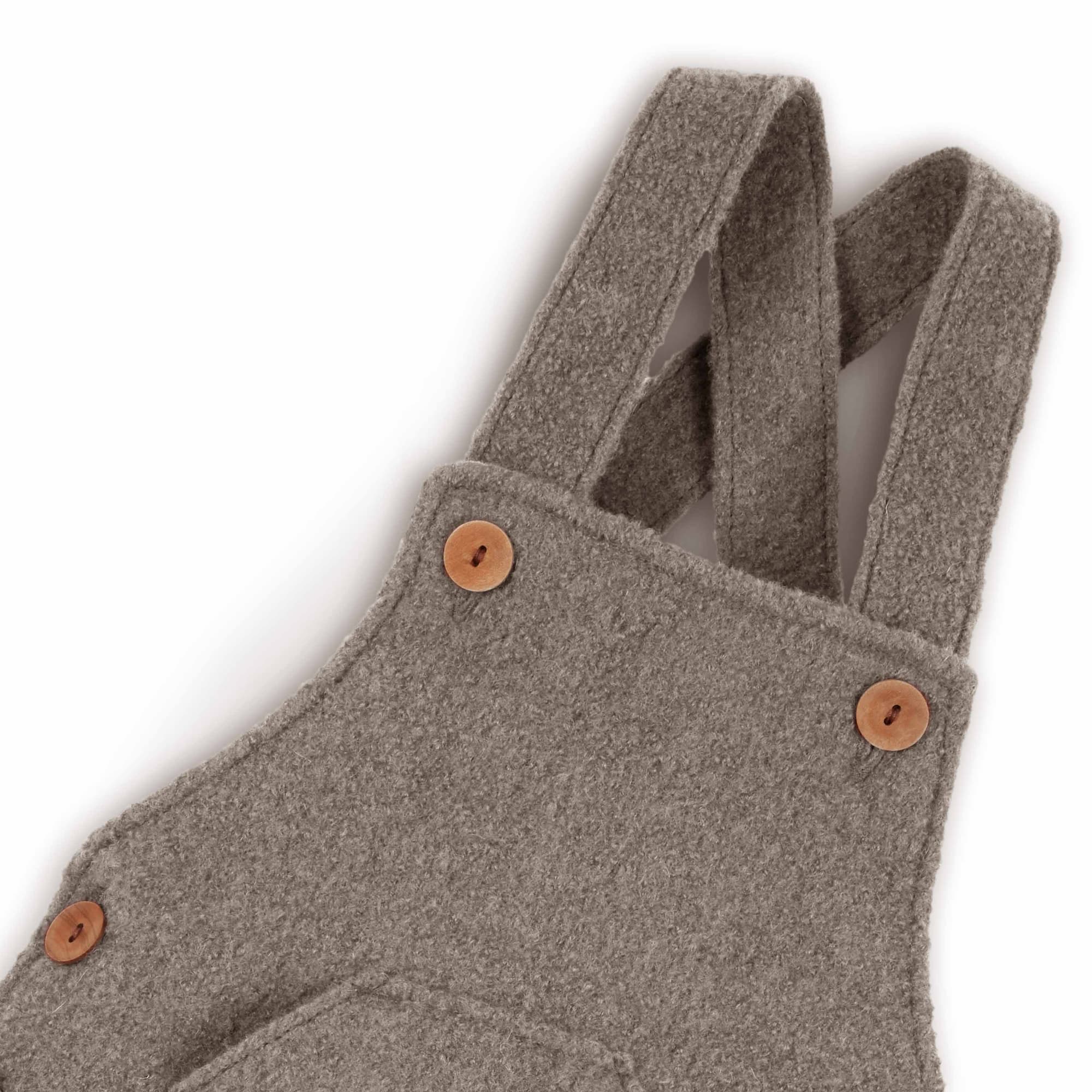 Detail von Latzhose für Kinder in Nuss