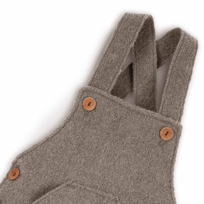 Detail von Latzhose für Kinder in Nuss