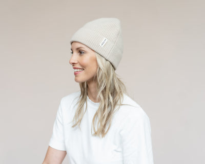 Frau mit Cashmere Mütze in Beige