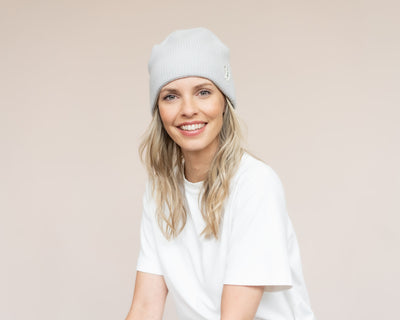 Frau mit unisex Beanie aus Cashmere in grau