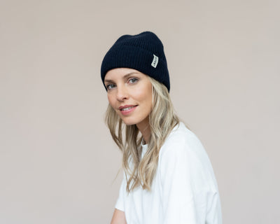 Frau mit Unisex Mütze aus Cashmere in Marine