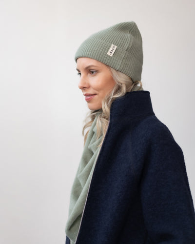 Frau mit Unisex Mütze aus Cashmere in Sage