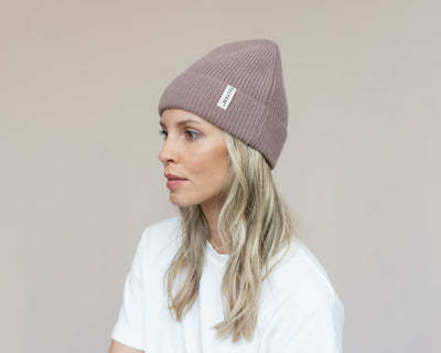 Frau mit Unisex Mütze aus Cashmere in Rose
