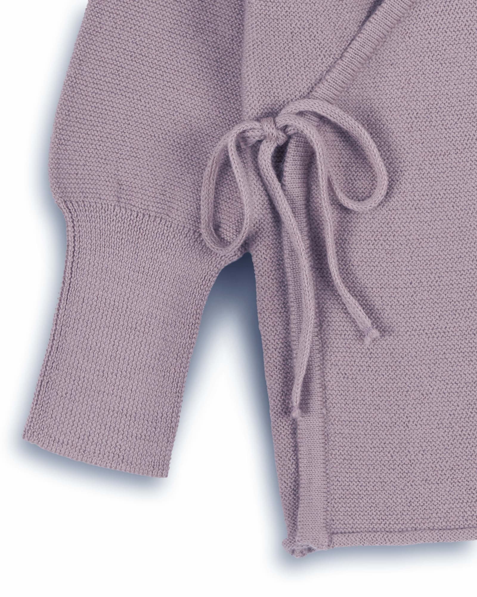 Schlüttli Wickeljacke aus Merinowolle in Mauve für Babys im Detail