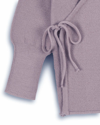 Schlüttli Wickeljacke aus Merinowolle in Mauve für Babys im Detail