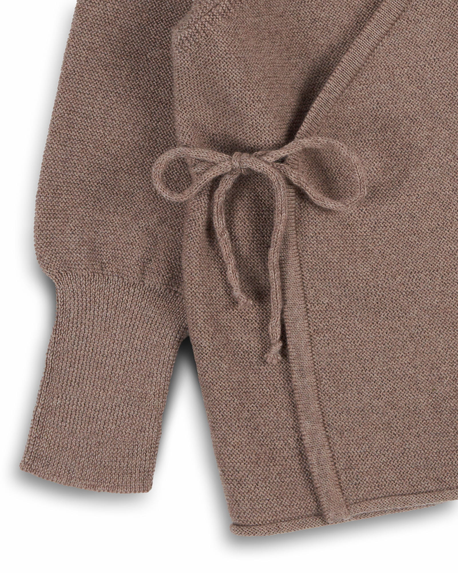 Schlüttli Wickeljacke aus Merinowolle in Nuss für Babys im Detail