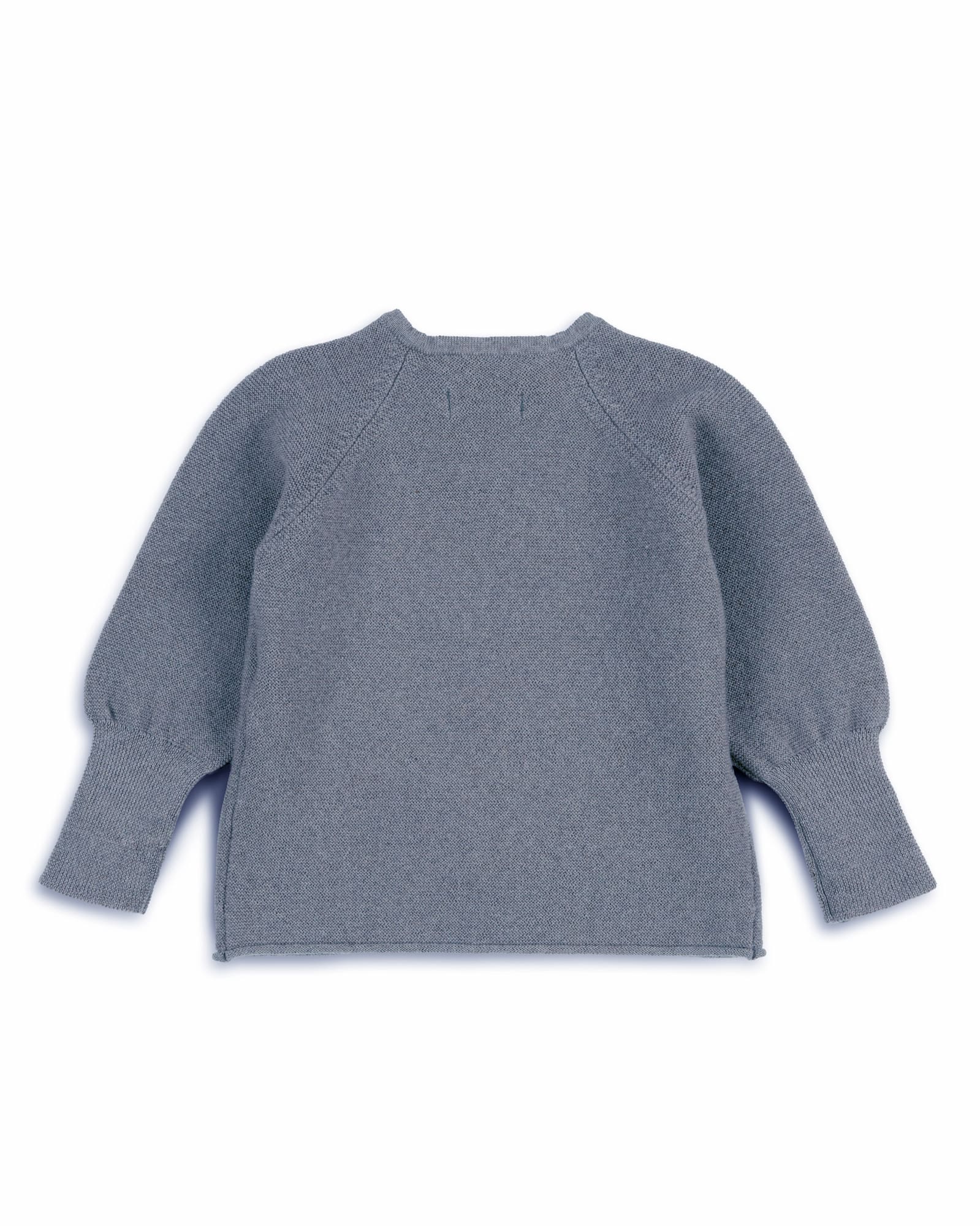 Schlüttli Wickeljacke aus Merinowolle in Rauchblau für Babys in Rückansicht