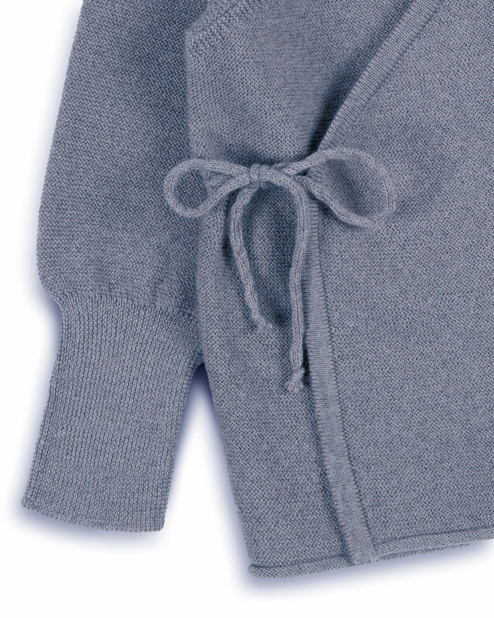 Schlüttli Wickeljacke aus Merinowolle in Rauchblau für Babys im Detail