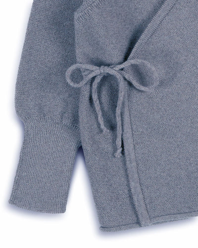 Schlüttli Wickeljacke aus Merinowolle in Rauchblau für Babys im Detail