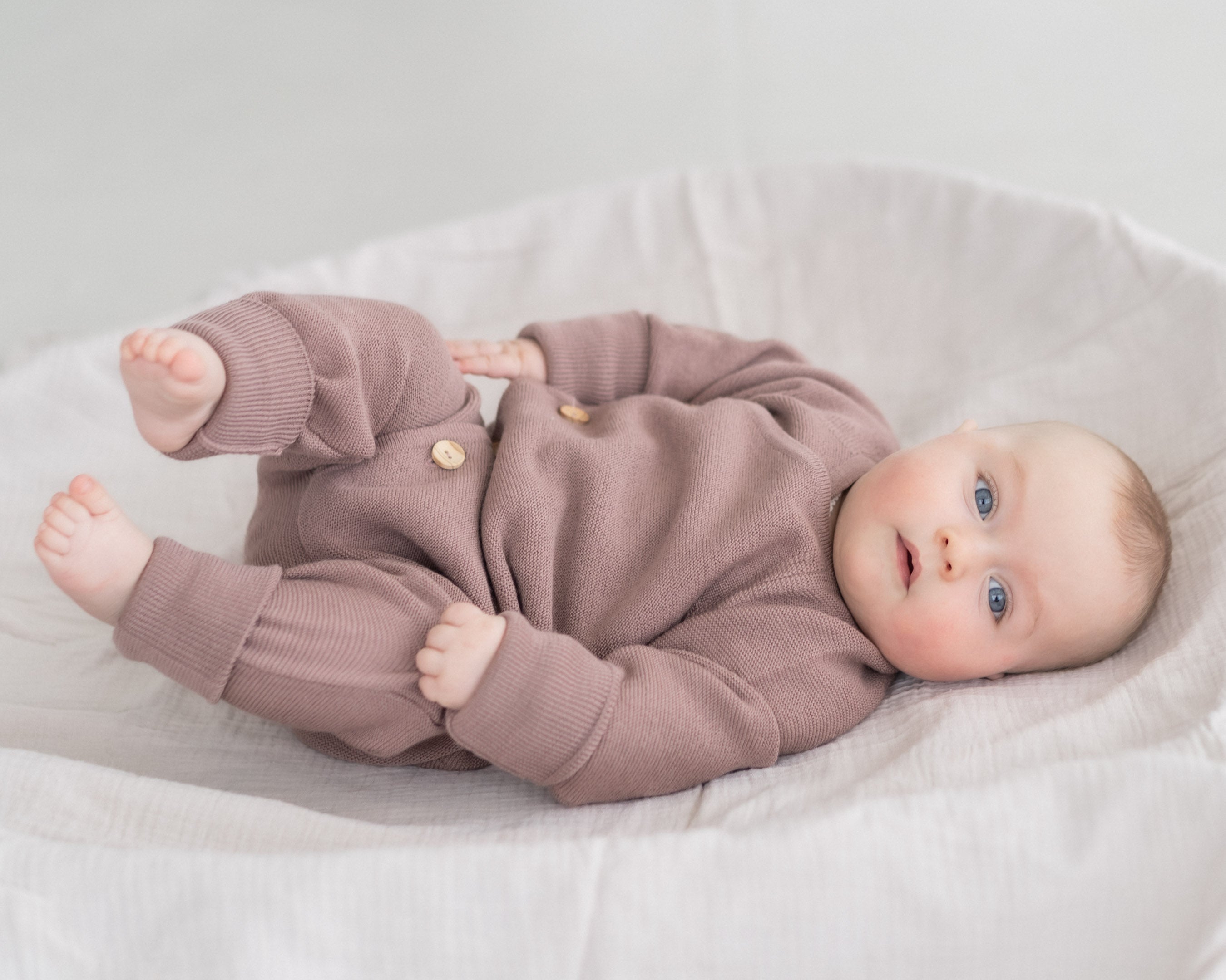 Strickoverall für Babys aus Merinowolle in Mauve – Angezogen
