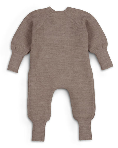 Strickoverall für Babys aus Merinowolle in Nuss – Ansicht von hinten
