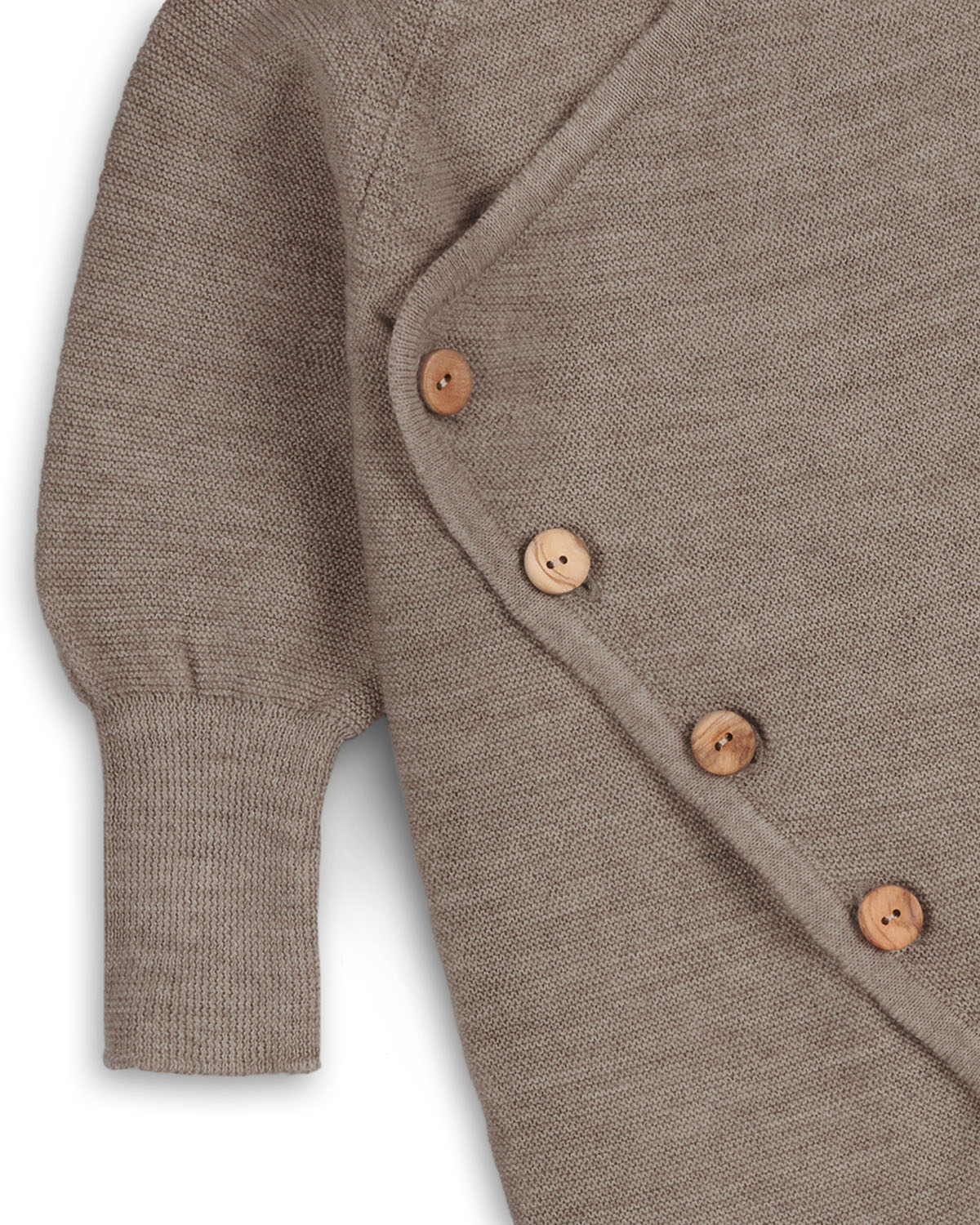 Strickoverall für Babys aus Merinowolle in Nuss – Detailansicht
