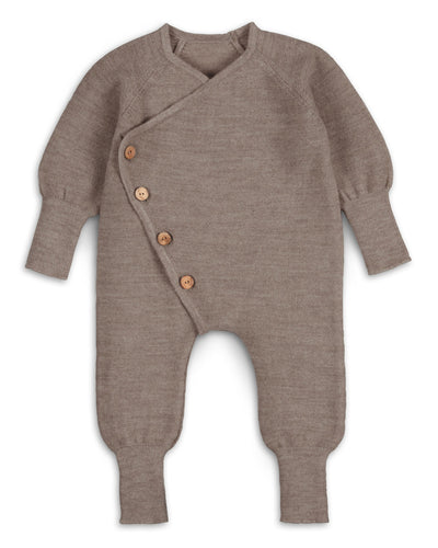 Strickoverall für Babys aus Merinowolle in Nuss – Frontansicht 