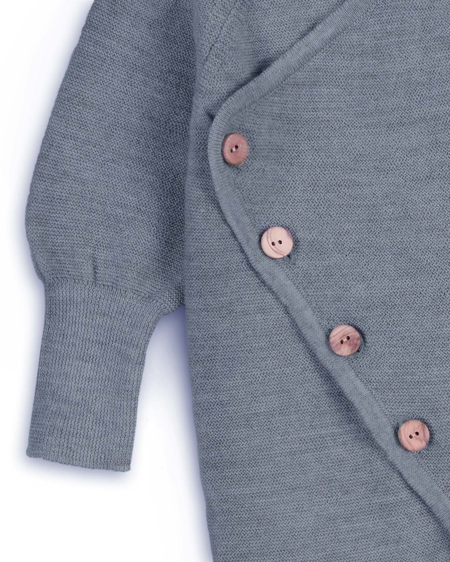 Strickoverall für Babys aus Merinowolle in Rauchblau – Detailansicht 